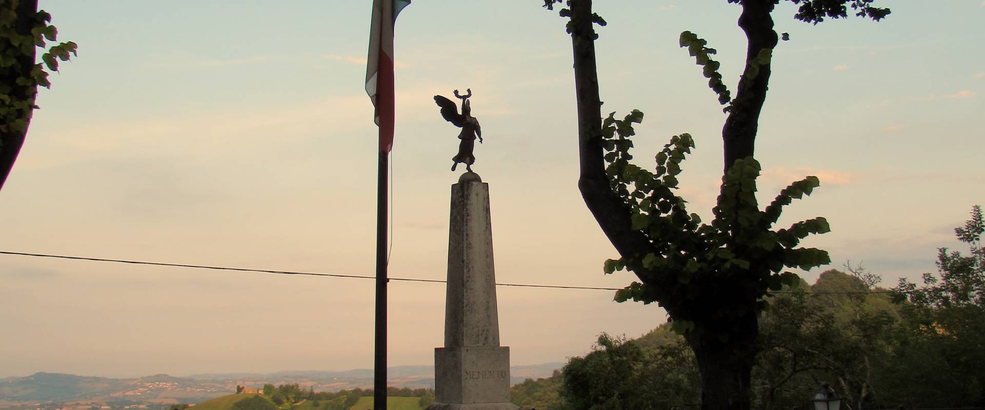 Monumento ai caduti di Montefiore foto di LaraLally19